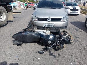 Colisão entre carro e motociclista deixa uma pessoa ferida, em Arapiraca