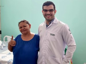 Após tratamento no Hospital de Emergência do Agreste, agricultora com doença rara volta a andar