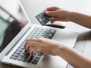 Compras online devem ser feitas com cautela para evitar mercadorias retidas em Alagoas