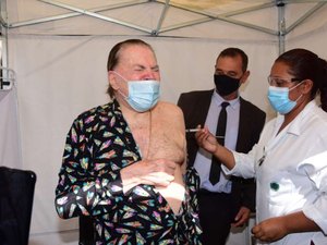 Silvio Santos, de pijama, toma vacina contra Covid-19 e reação diverte a web