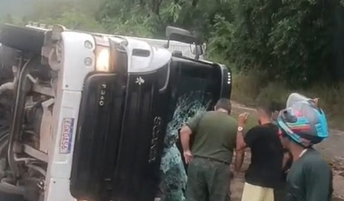 Carreta tomba na Ladeira do Catolé e deixa trânsito lento na região