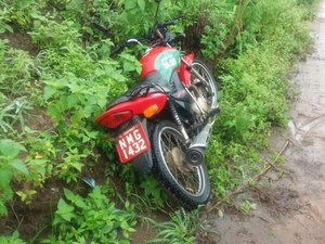 Motocicleta com queixa de roubo é recuperada após ser abandonada