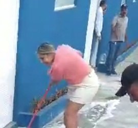 Prefeita eleita se deixa filmar lavando calçada de prefeitura de Mata Grande