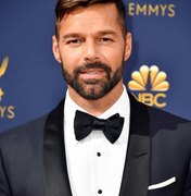 Estrela de série, Ricky Martin fala em português no tapete vermelho do Emmy