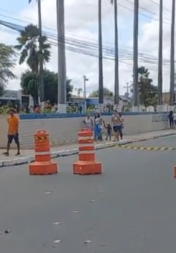 [Vídeo] Sujeira nas ruas de Palmeira dos Índios marca a manhã de eleições com derramamento de santinhos