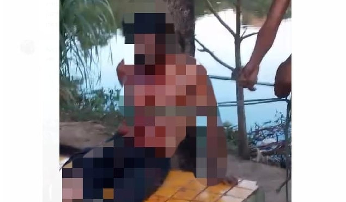 [Vídeo] População espanca homem suspeito de estuprar criança na Barra de Santo Antonio