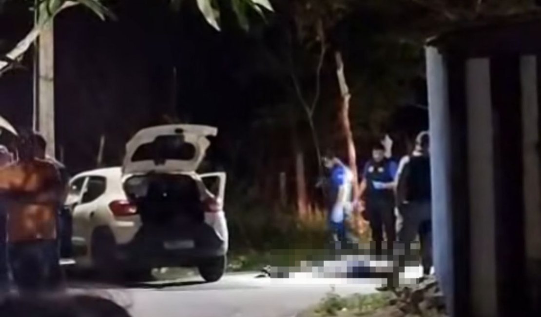 Homem é morto a tiros dentro de carro em conjunto habitacional de Rio Largo
