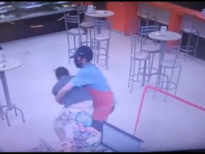 Após ser cobrado pelo uso de máscara, cliente agride funcionário de conveniência