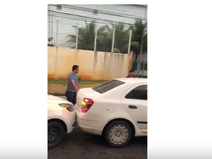 Vídeo mostra briga de trânsito após colisão na Jatiúca, em Maceió