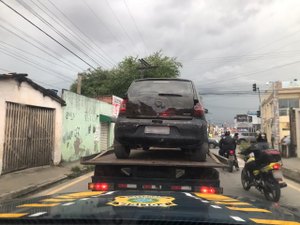 Carro adulterado é recuperado pela PRF enquanto era consertado em oficina