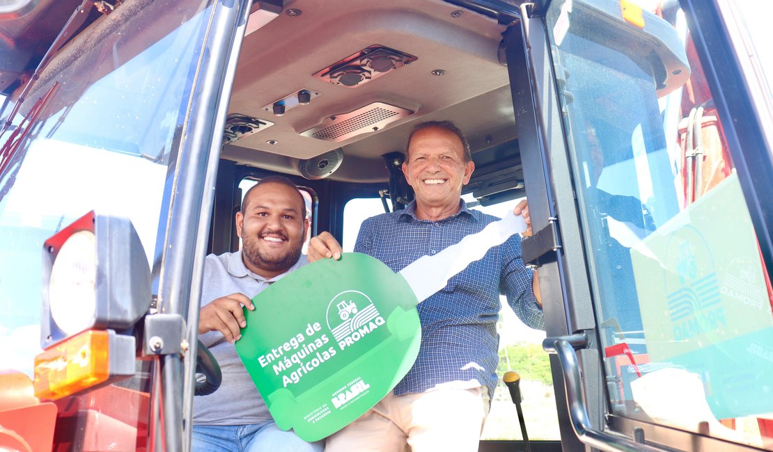 Prefeito comemora chegada de nova retroescavadeira para Matriz de Camaragibe