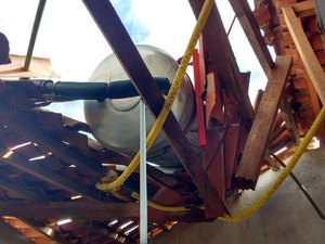 Teto de residência desaba e por pouco não atinge criança que dormia no quarto