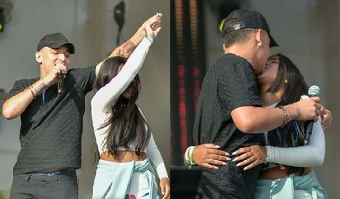 João Gomes se diz apaixonado após beijar e dançar com a namorada durante show