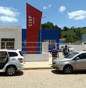 Homens tentam invadir casa com foice e danificam portão da residência de vítimas em Paulo Jacinto