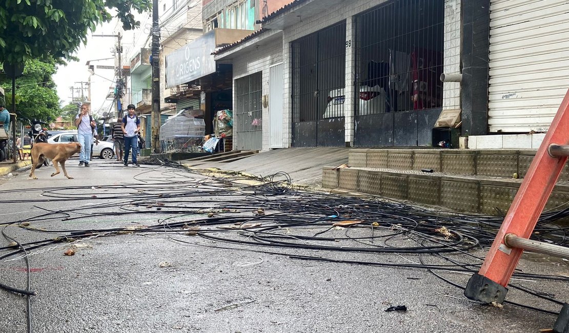 Curto-circuito provoca incêndio em fiação de poste em Maragogi