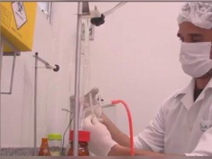 Agosto dourado: farmacêutico analisa leite doado para atingir padrão ouro