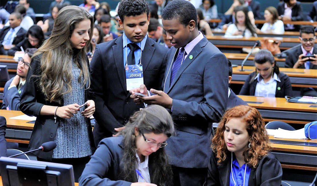 Alunos de escolas públicas podem representar Alagoas no Parlamento Jovem