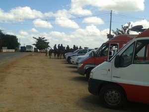 [Vídeo] PM envia tropa para retirar famílias de terreno em frente ao campus da ufal
