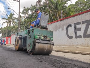 Prefeitura leva manutenção de via para a Rua Padre Cícero, no Antares