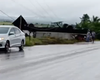Caminhão baú tomba e derruba poste após derrapar na pista em Coité do Nóia