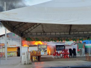 [Vídeo] Barracas incendeiam na Praça de Alimentação de Maragogi