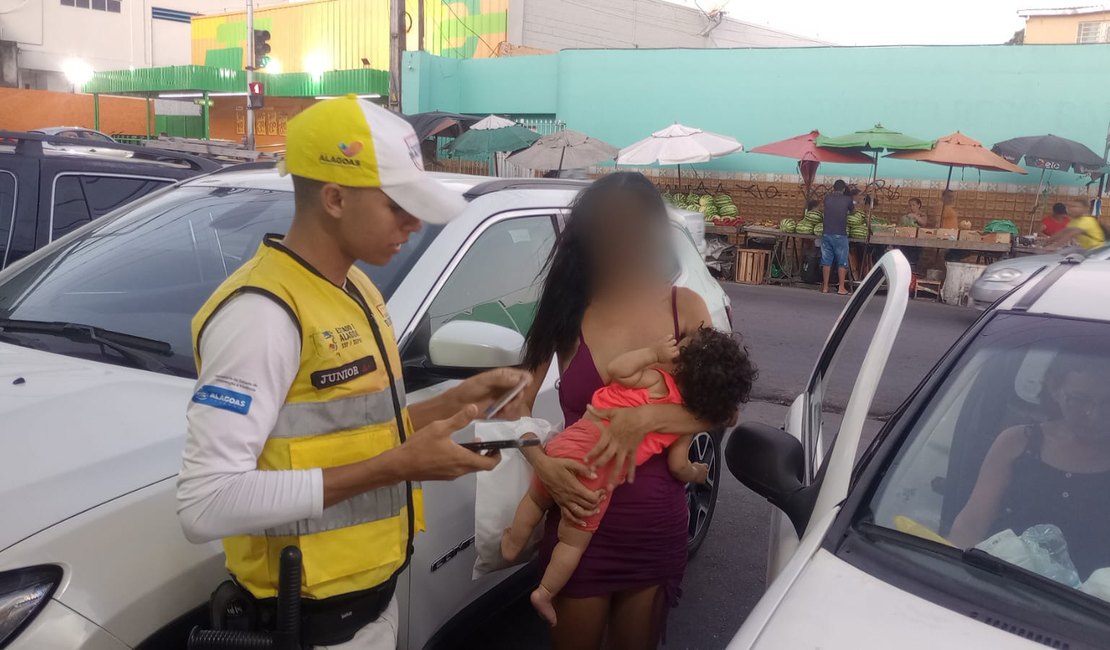 Agentes do Ronda salvam bebê que estava inconsciente após pancada na porta de um carro
