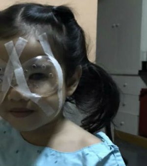 Menina de 4 anos faz cirurgia nos olhos após uso excessivo de celular