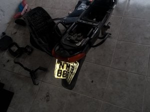 Motocicleta roubada é encontrada desmontada em residência