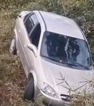 Veículo é encontrado abandonado em área de mata no Benedito Bentes