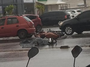 Motociclista morre após colisão com caminhão na Avenida Menino Marcelo