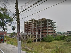 Partes de prédio abandonado caem e região fica isolada na capital