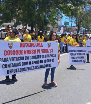 Famílias de crianças com síndrome do zika vírus protestam na Av. Fernandes Lima