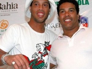 Assis é flagrado em escuta telefônica negociando transferência de Ronaldinho para o Catar