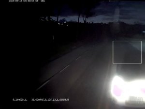 Vídeo flagra momento em que carro de sargento da PM colide com caminhão na BR-104, em Branquinha