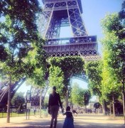 Grazi Massafera posa em frente a Torre Eiffel com a filha