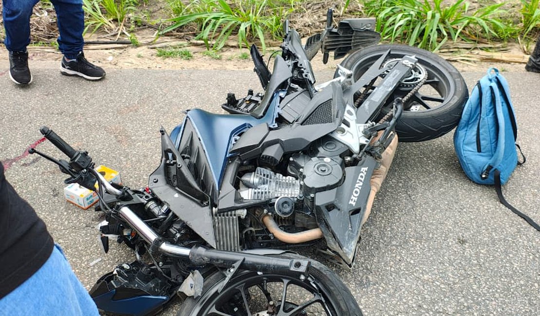 Colisão entre veículos deixa motoqueiro ferido na rodovia AL-105