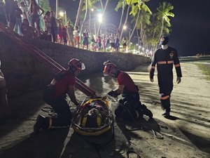 [Vídeo] Mulher despenca de calçadão e cai da altura de dois metros na orla da Ponta Verde