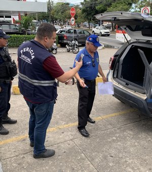 Polícia Científica pericia viatura de Guarda Municipal em confusão com ambulantes no Benedito Bentes