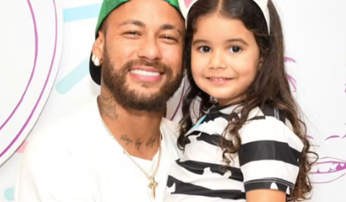 Neymar vai com a família ao aniversário da afilhada