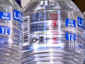 Homem é preso por jogar álcool na mulher e no filho bebê e ameaçar atear fogo