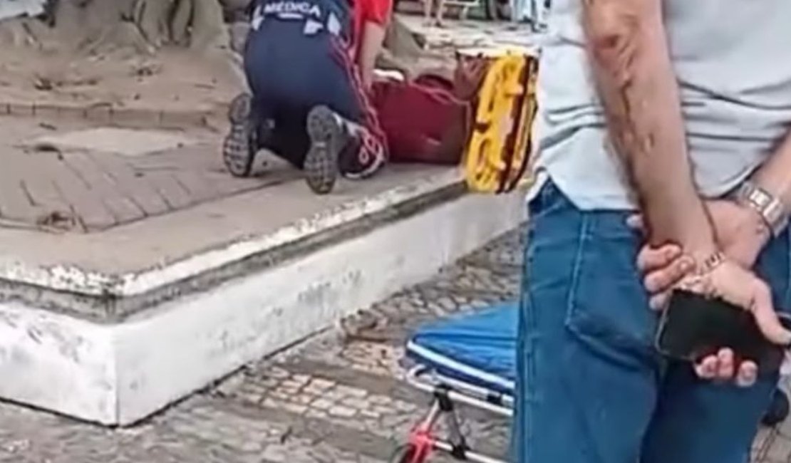 [Vídeo] Homem em situação de rua é atacado com arma branca no Centro de Arapiraca
