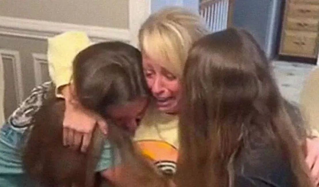 Irmãs surpreendem madrasta com pedido de adoção, e video viraliza