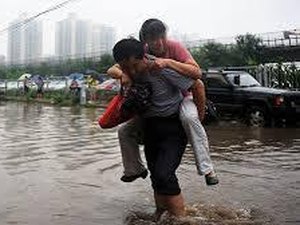 Chuvas deixam 16 mortos e mais de 100 mil evacuados na China