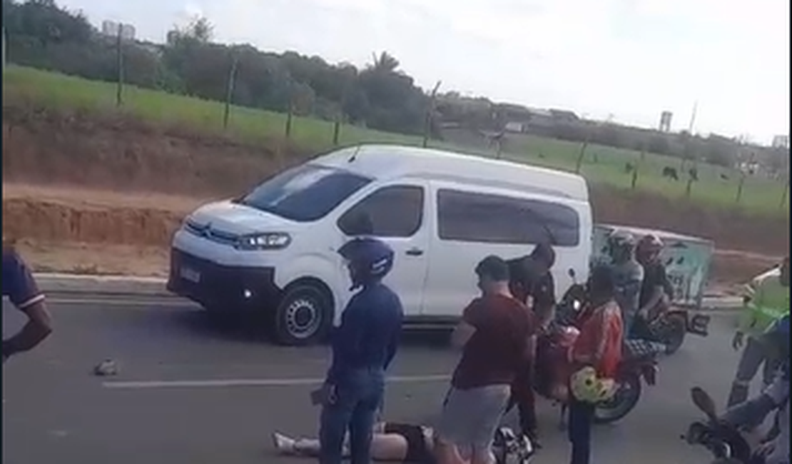 [Vídeo] Colisão entre motocicleta e caminhão deixa feridos na Rota do Mar