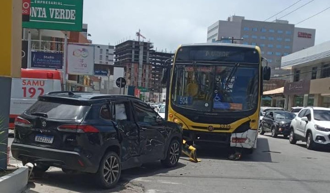 Acidente entre carro e ônibus prejudica trânsito na Ponta Verde