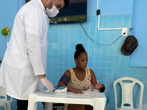Moradores de abrigos em Maceió recebem ação de assistência médica
