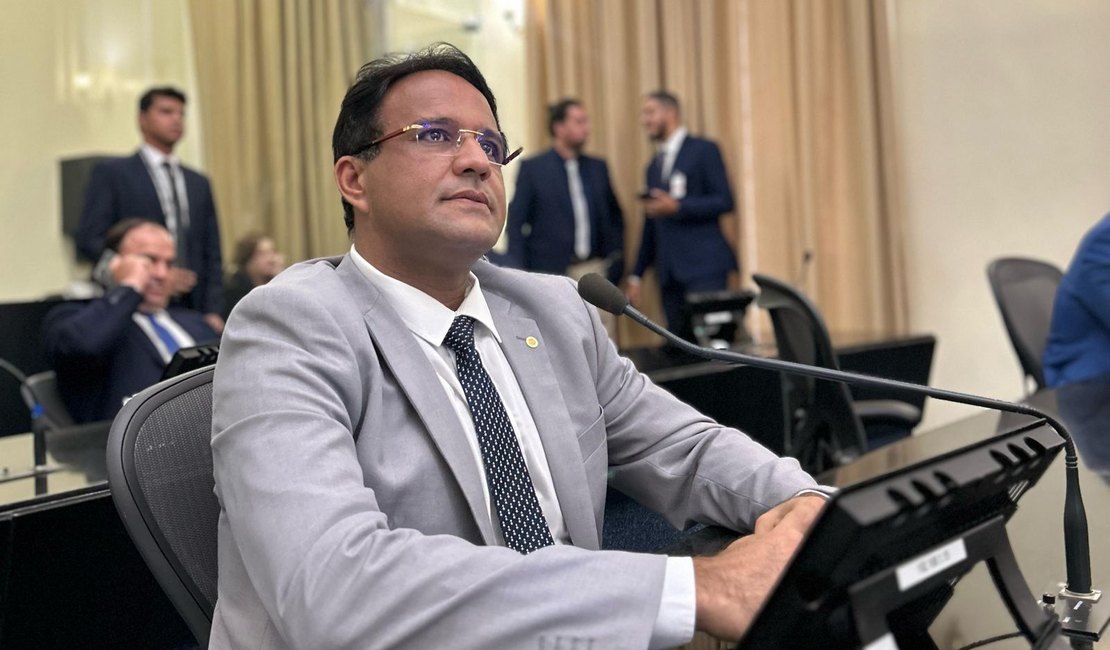 Deputado protocola projeto de lei que proíbe nudez e atos impróprios em instituições de ensino de AL