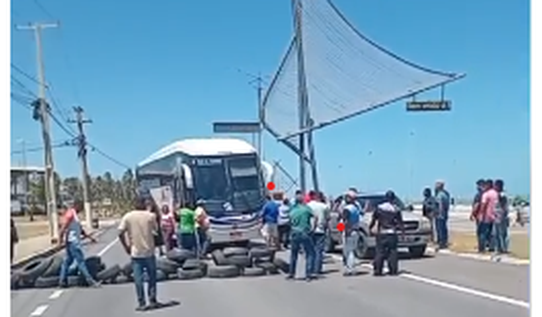 Motoristas bloqueiam Av. Assis Chateaubriand contra atuação da SMTT em Marechal