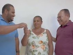Prefeitura de Matriz do Camaragibe entrega chaves de residência à moradora da cidade