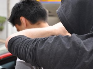 Homem é mantido refém por seis horas na mala do carro